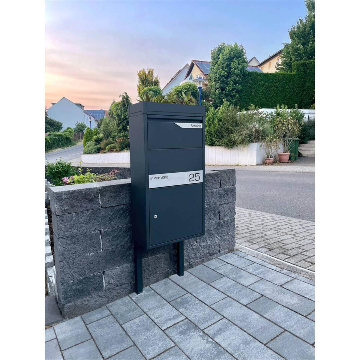 Paketbox mit Pflanzdach | Anthrazit RAL 7016 | personalisiert mit Gravur | Edelstahl-Namensschild | rostfrei & massiv | Avalon 2