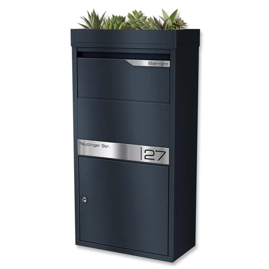 Paketbox mit Pflanzdach | Anthrazit RAL 7016 | personalisiert mit Gravur | Edelstahl-Namensschild | rostfrei & massiv | Avalon 2