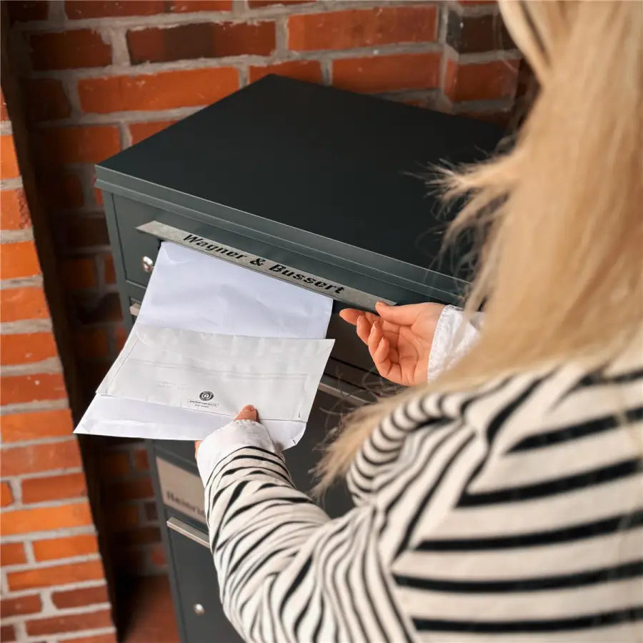 Paketbox mit Briefkasten | mit seitlichen Sichtfenstern | personalisiert mit Gravur | Edelstahl-Namensschild | Anthrazit | Bispo 2 SF
